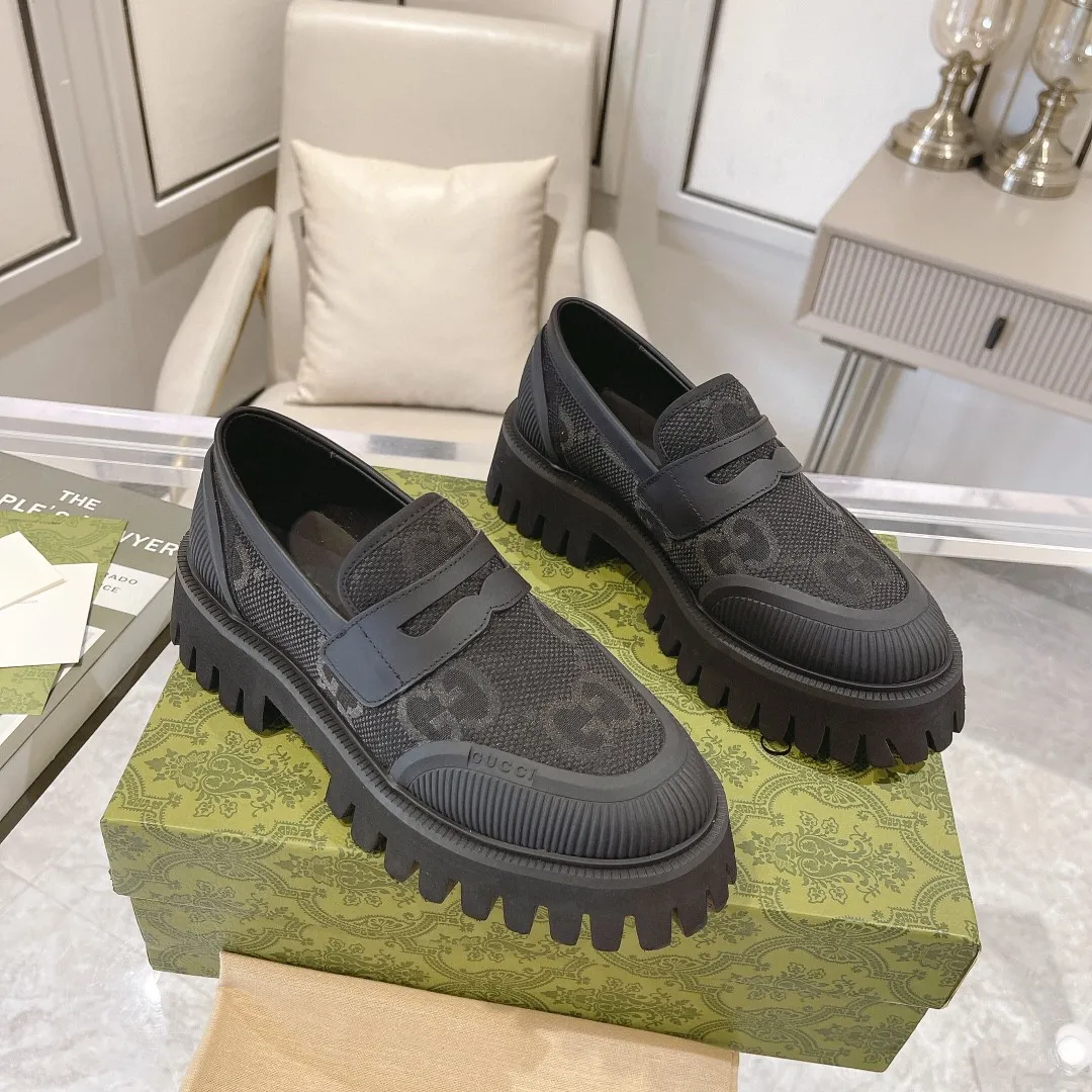 👟👟Ex-factory price 520👟👟 New GG loafers for spring and autumn. Gucci shoes cleverly use unique design elements to inject fresh vitality into the collection design. Crafted from camel and ebony GG canvas, these stylish unisex loafers feature a new interpretation of the brand's classic monogram pattern for the new season. Camel and ebony GG canvas/imported silk cowhide surface, imported silk cowhide lining, same style for men and women, black leather and rubber piping, EVA rubber sole, low heel, 4.5cm heel height, female size: 35#~42#, male size: 39#~47#, Italian creation